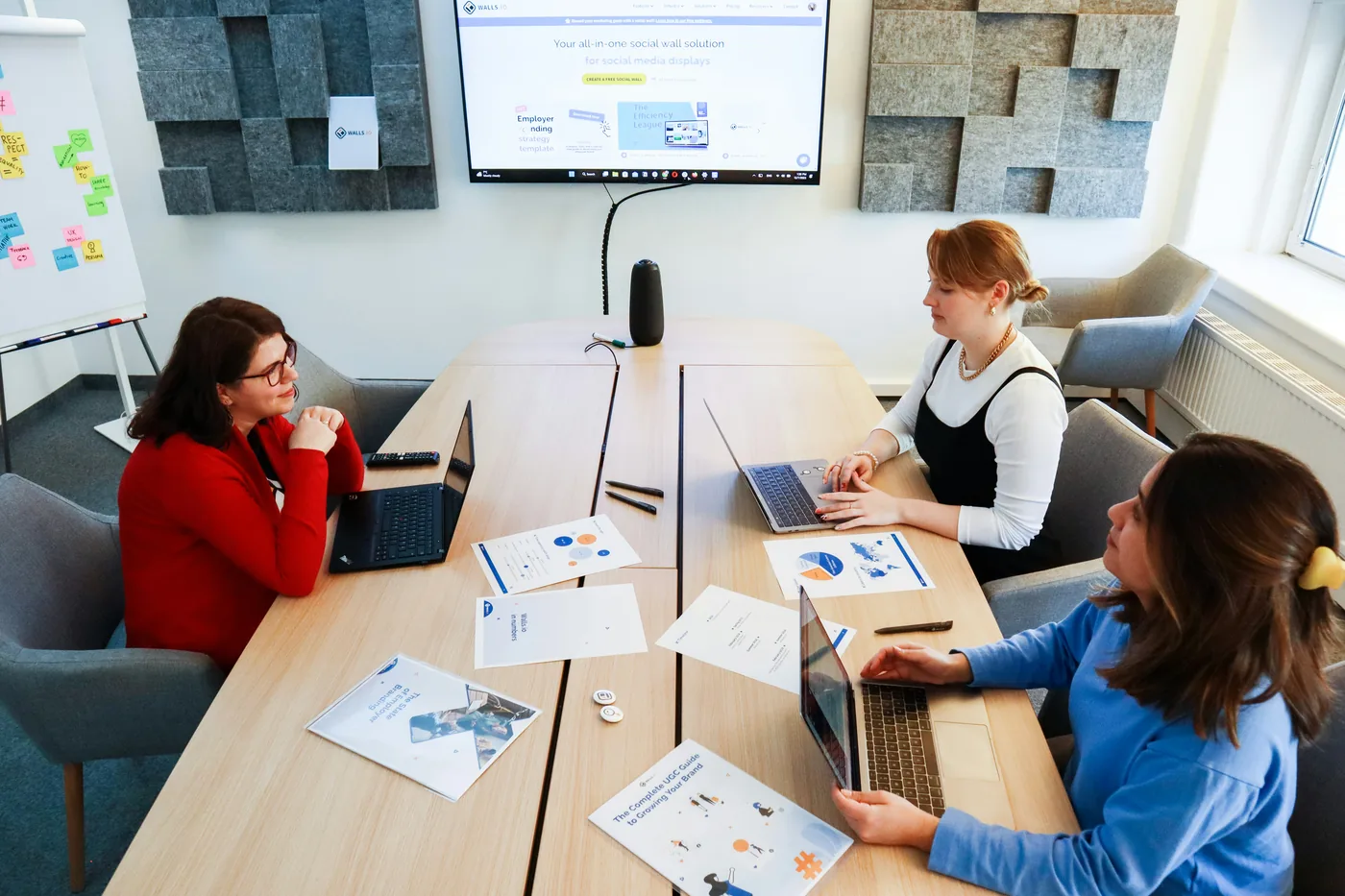 Réunion d’équipe en entreprise pour cadrer l’utilisation des outils d’intelligence artificielle