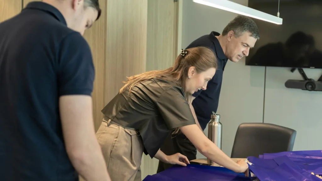 Equipe en entreprise autour d’un ordinateur pour choisir les usages IA au travail