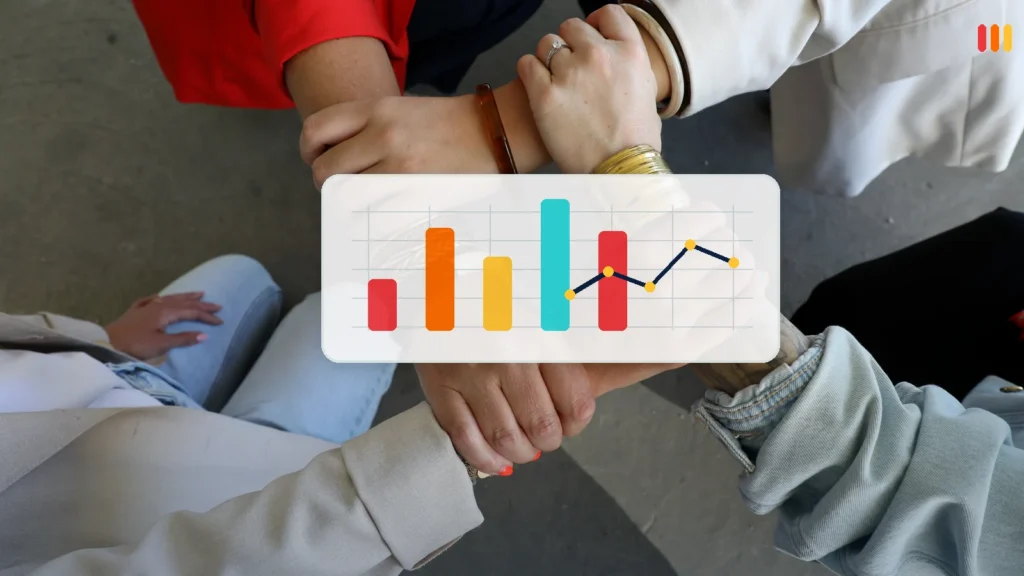 Mains de l’équipe Majelan avec tableau de mesure marketing