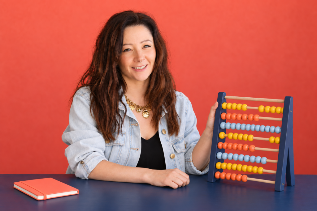 Estelle avec un boulier coloré, illustration de la maîtrise des budgets Google Ads