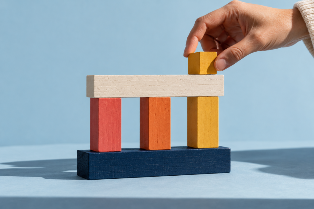 Construction en blocs de bois colorés, illustration des fondamentaux du référencement naturel